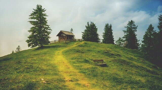 언덕 위에 있는 오두막으로 가는 흙길 이미지