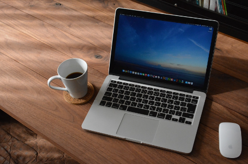 맥북과 커피