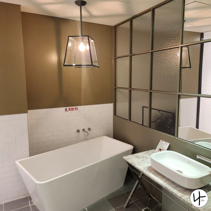 큰-욕조가-놓여진-욕실