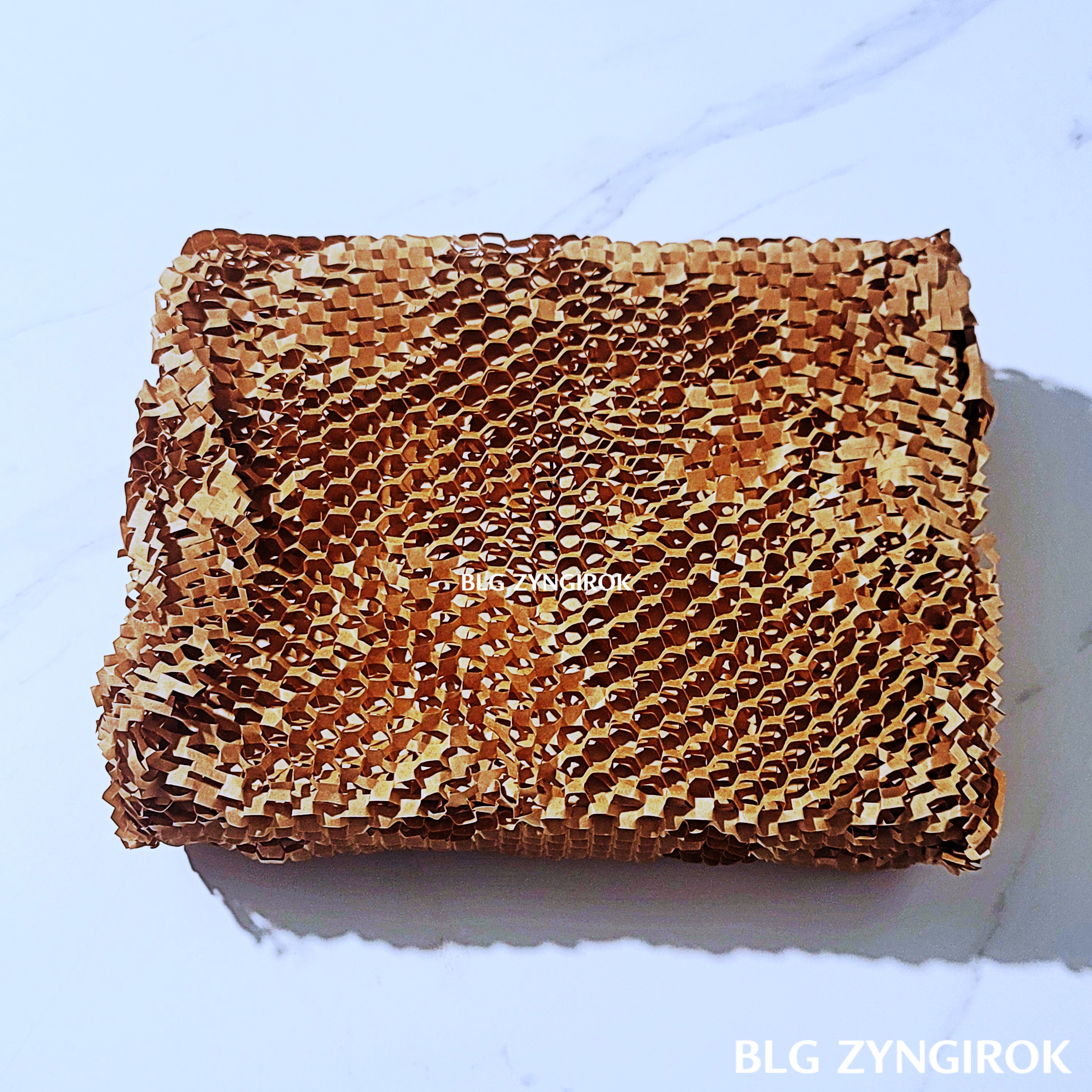 종이 완충재로 싸여있는 선물의 모습이다.