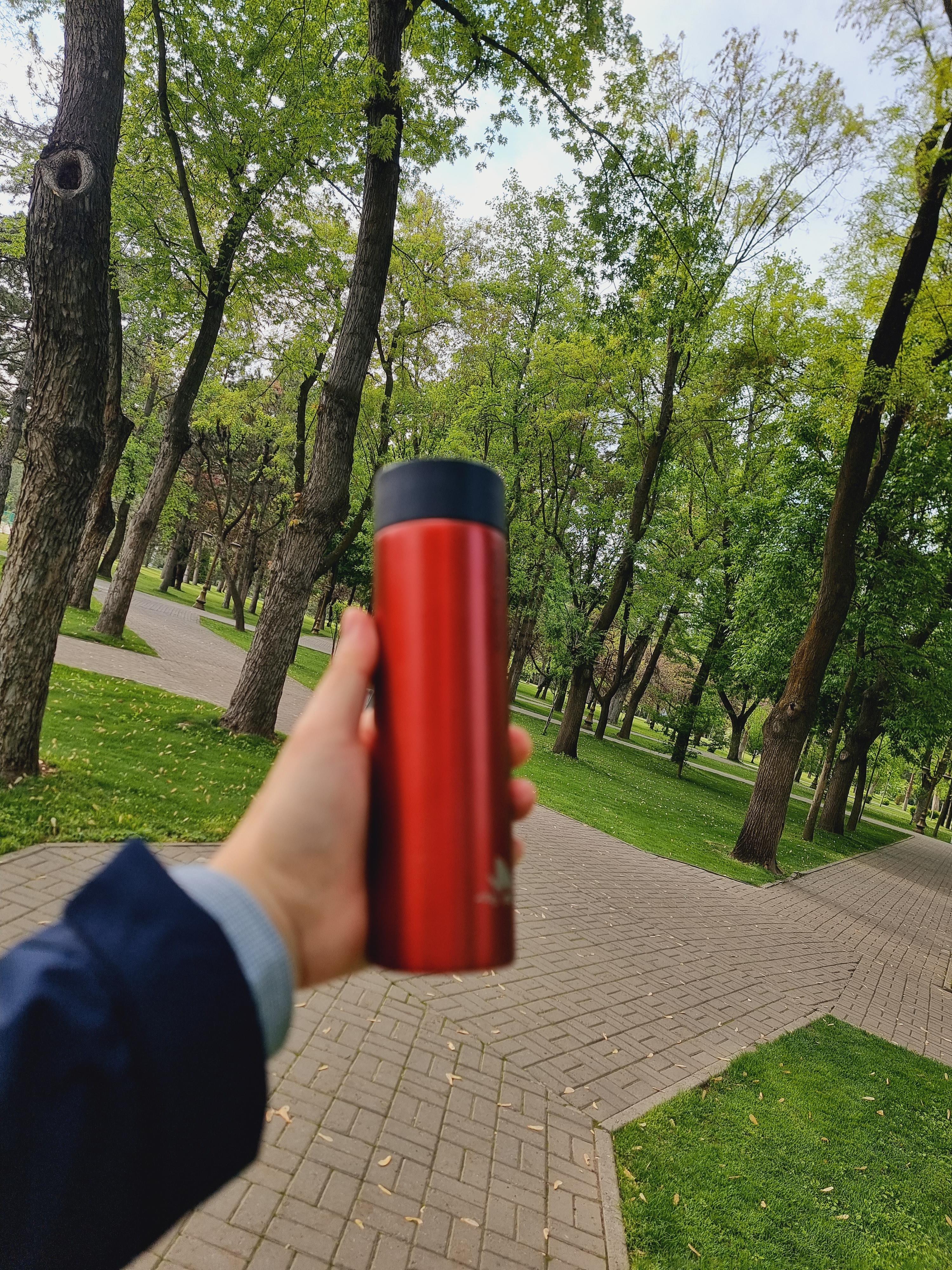 텀블러 들고 공원산책