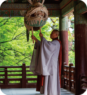 지리산 사성암 템플스테이 스님 종치는 이미지 출처: 지리산 사성암 홈페이지