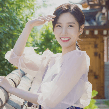 한복을 입고 웃고있는 박은빈