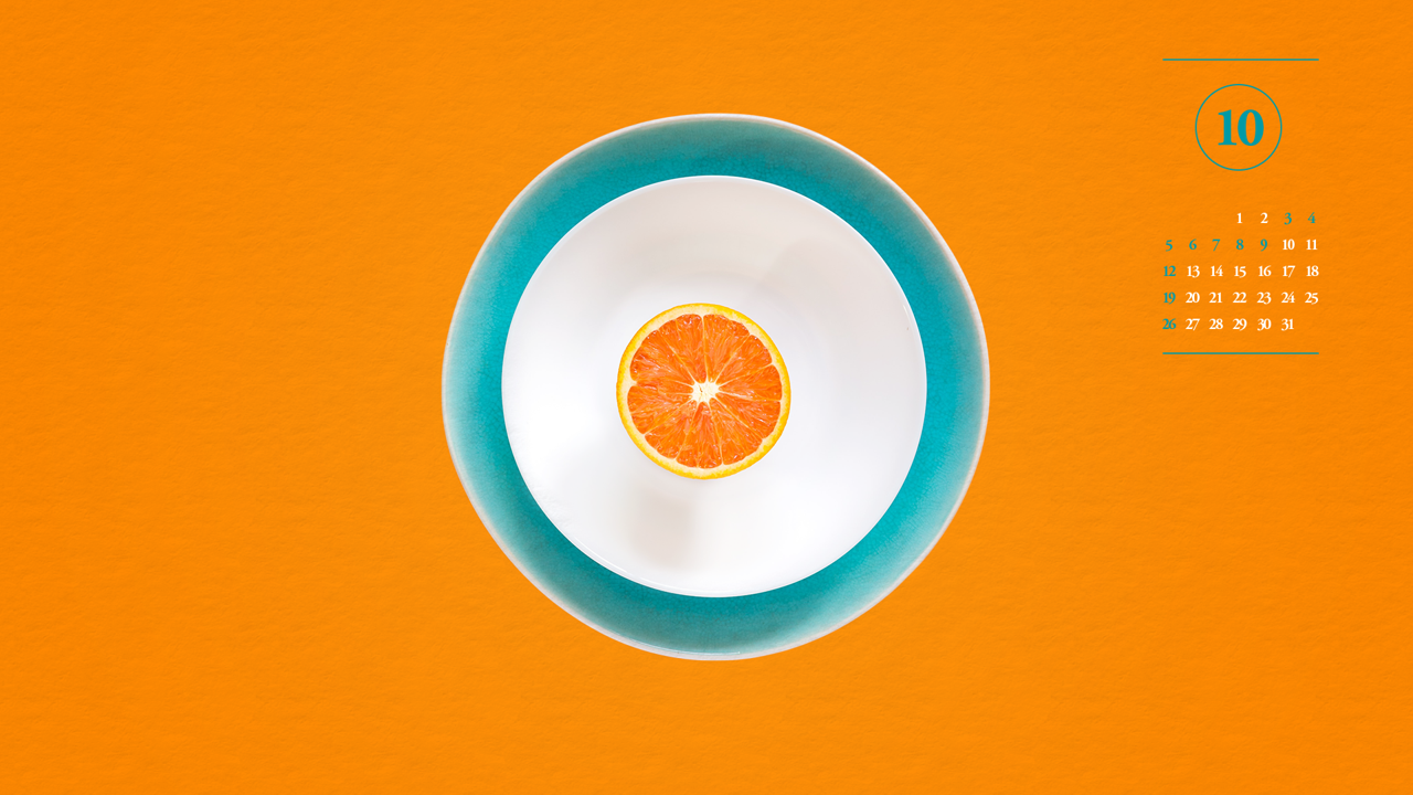 11 접시 위에 오렌지 반쪽 A - 2025년10월 노트북배경화면