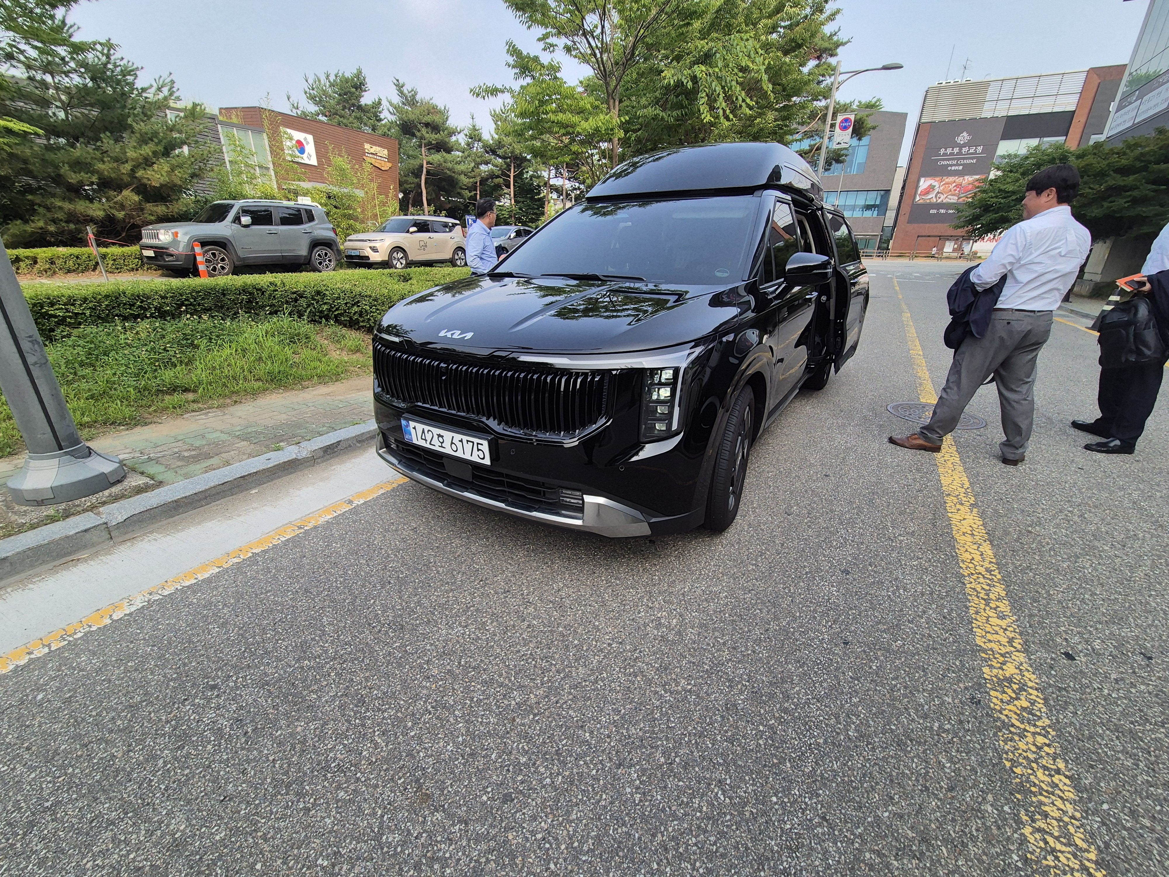 Private chauffeur vehicle for tourists visiting Seoul