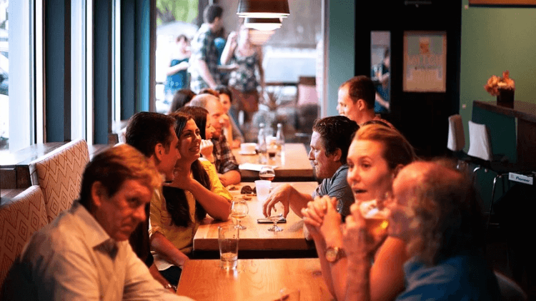 가게-손님이-북적이는-광경