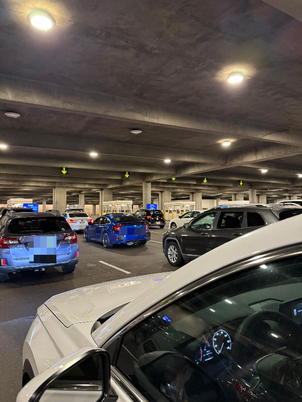 A.M 7시 주차게이트 오픈전까지 시동끄고 기다리는 사진