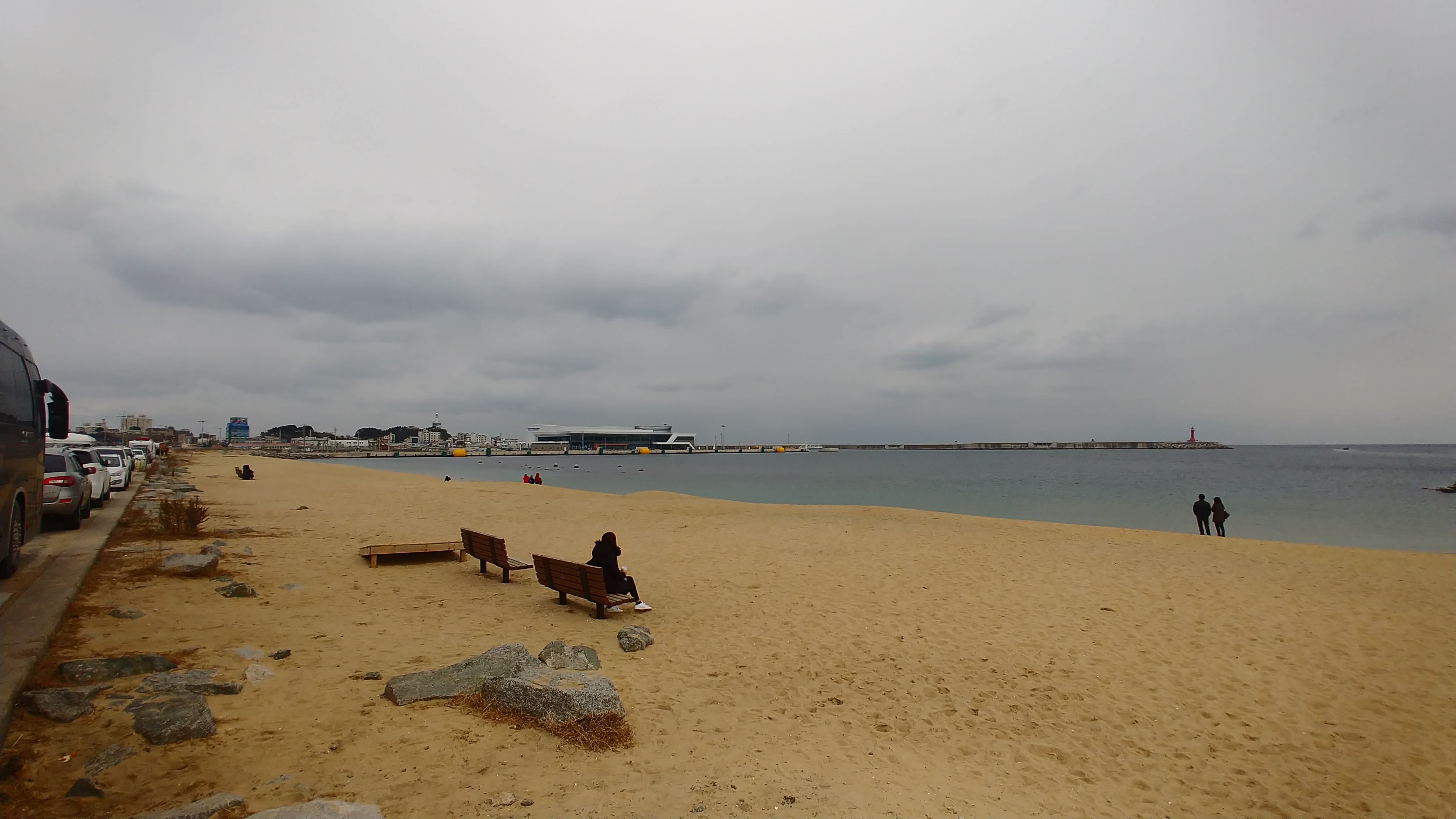 한산한 겨울 해변, 벤치와 사람