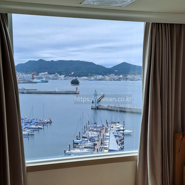 항구 전망이 보입니다.