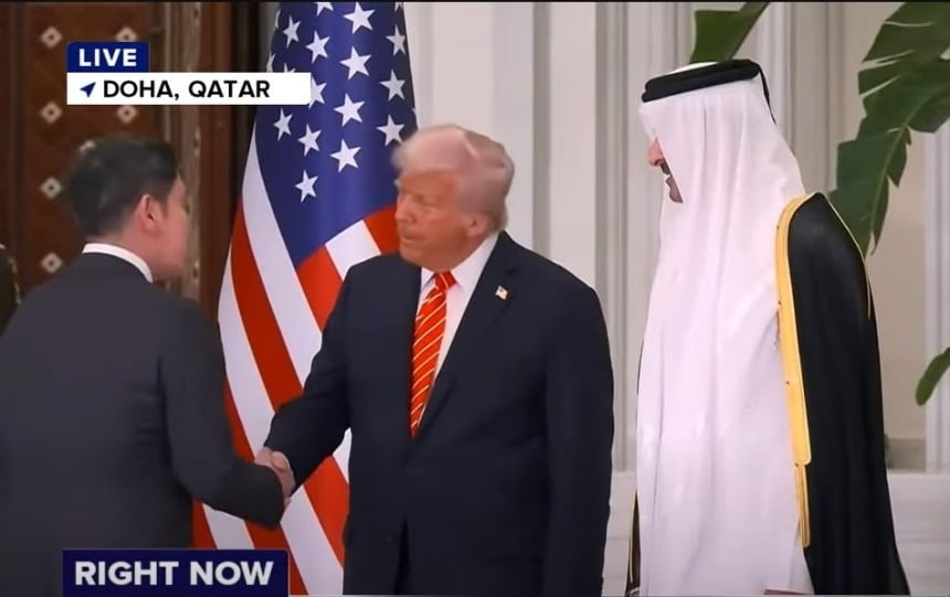 지난 14일(현지시간) 셰이크 타밈 빈 하마드 알사니 카타르 군주가 주최한 국빈만찬에 앞서 트럼프 트럼프 대통령과 악수하는 정용진 신세계그룹 회장.