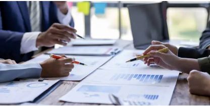 사람들이 회의하는 사진