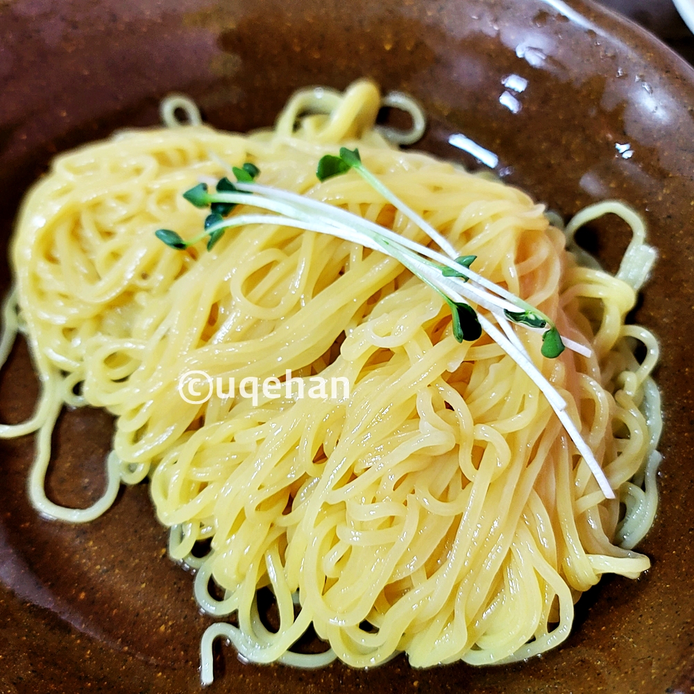 양주 천안문 간짜장과 별도로 면이 나와있다. 면은 얇은 노란빛을 띄고 있고 그 위에 새싹이 몇개 올라가져있다.