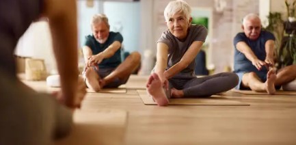 노인들 스트레칭하는 사진