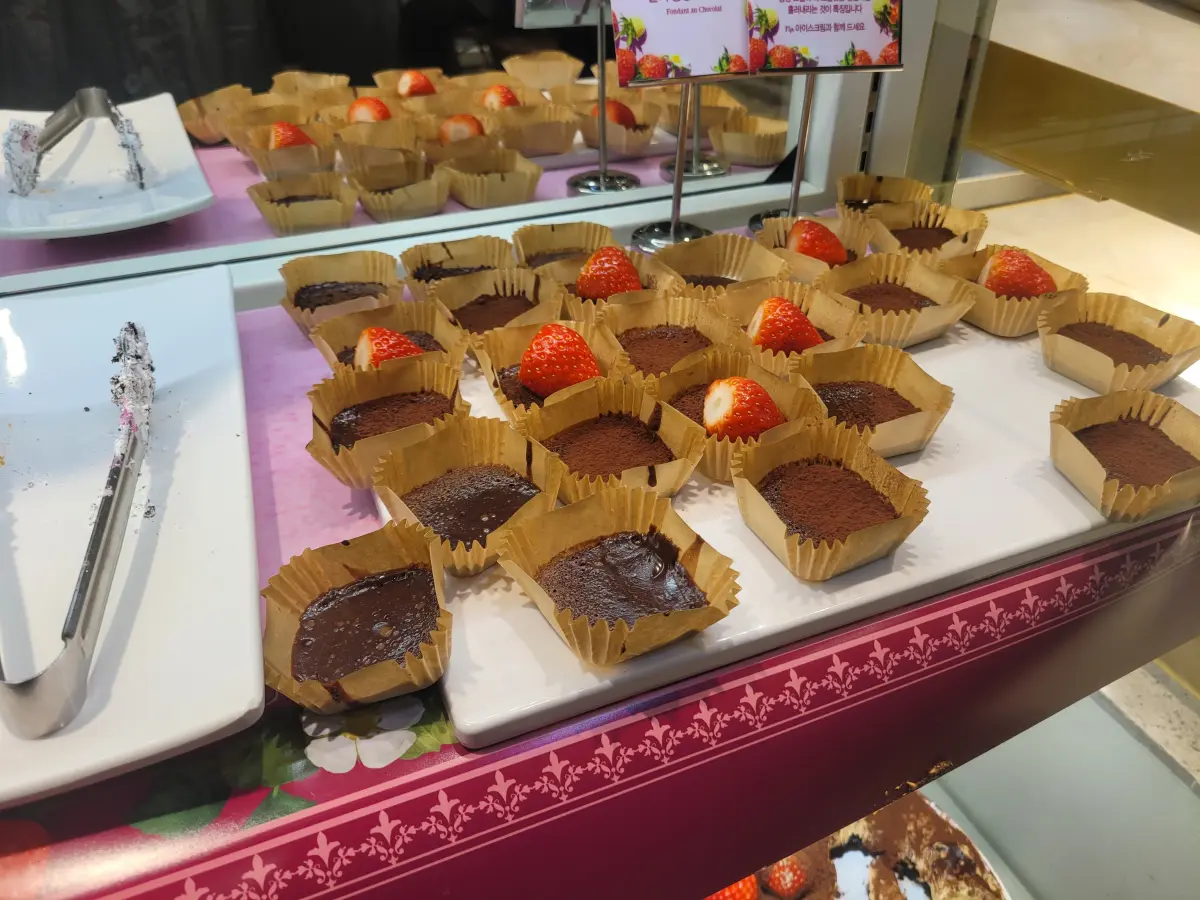 애슐리-퀸즈-일산-벨라시타점-딸기축제-한정메뉴-딸기-퐁당-오-쇼콜라-꾸덕한-초코빵