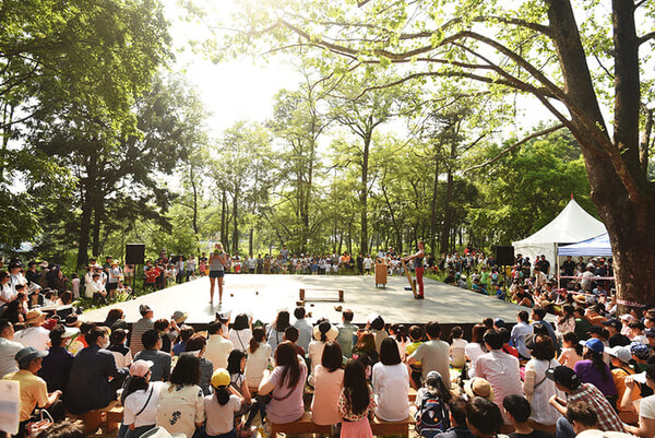 푸드트럭과 체험 부스가 운영되는 축제 현장