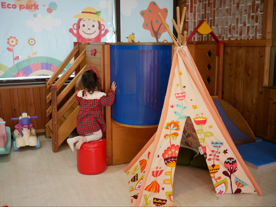 실내놀이터 미끄럼틀과 텐트
