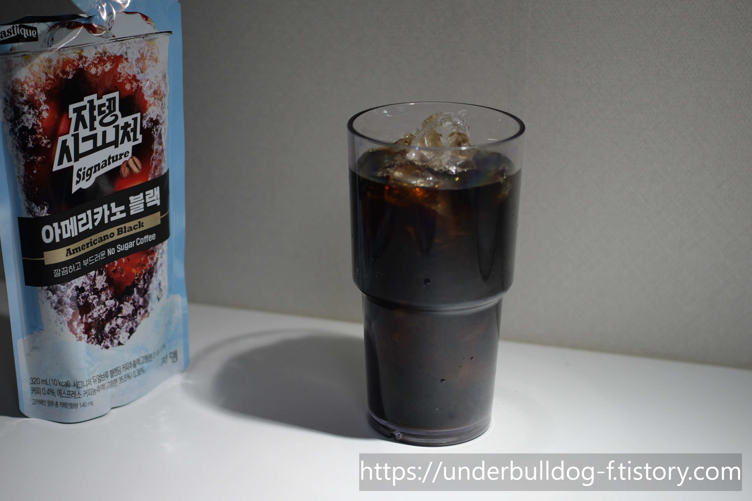너무 진하지 않아서 오히려 더 자주 손이 갔던 블랙커피
