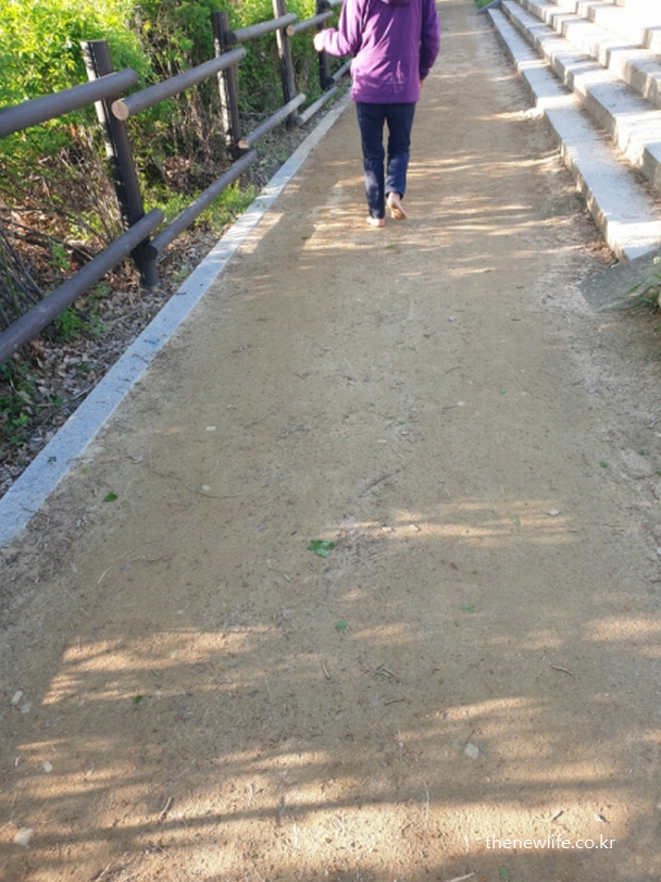 서울 맨발 걷기 좋은 장소 &ndash; 광나루 마사토길에서 맨발로 걷는 시민의 모습 (근거리 촬영)