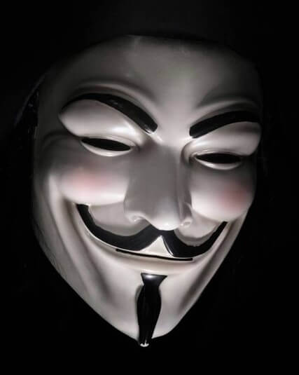 검은-옷을-입고-흰색-가면을-쓴-마음씨-고약한-사기꾼-모습