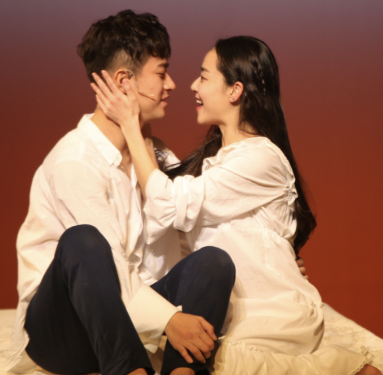 문근영 희귀병 공연 취소 전 로미오와 줄리엣 무대에서 연기하는 장면
