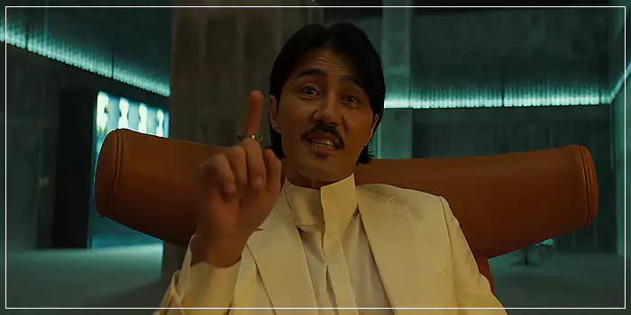 독전-손가락을-들고-있는-브라이언-이사