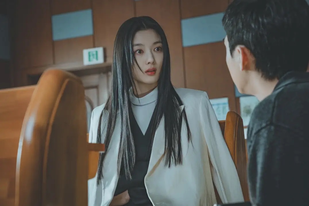 억울함을 재오에게 호소하는 아진