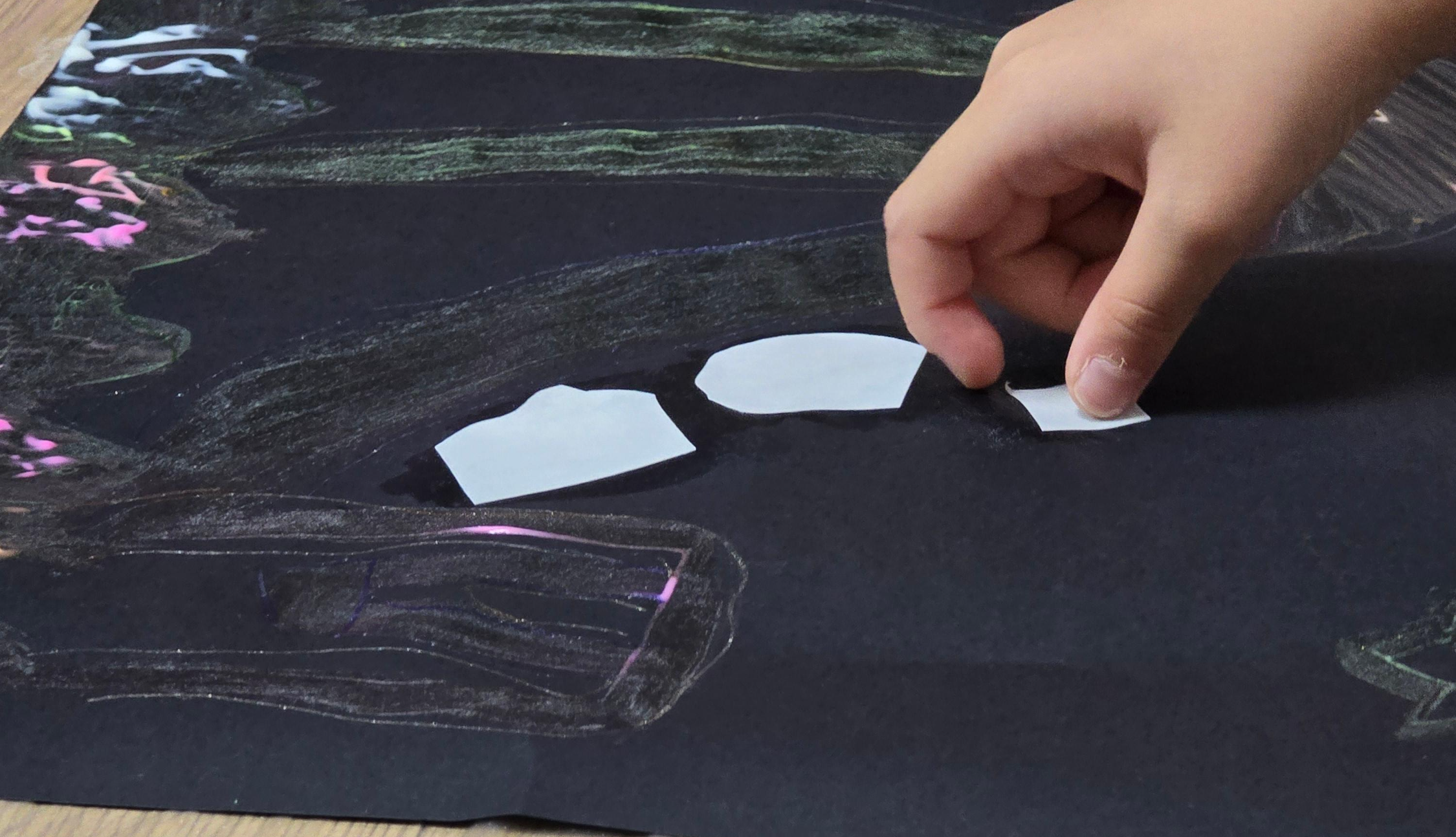 그림에 타투 붙이는 모습