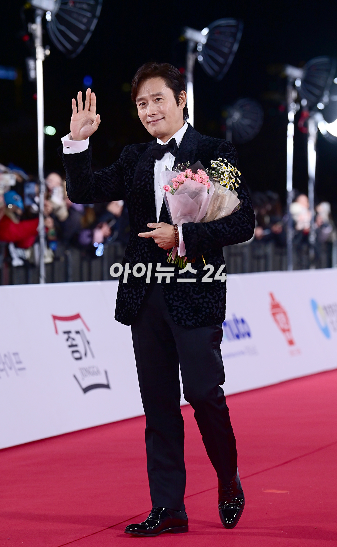 배우 이병헌이 24일 오후 서울 영등포구 여의도 KBS홀에서 진행된 제44회 청룡영화상 레드카펫 행사에 참석하고 있다. [사진=정소희 기자]