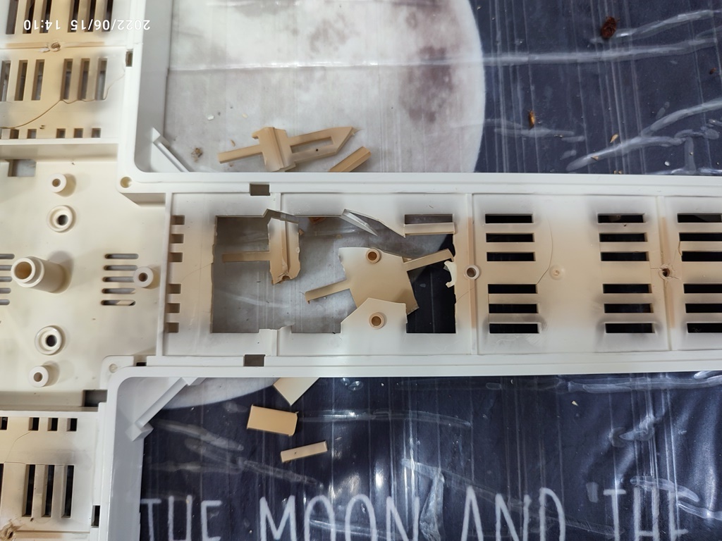 열을 그대로 받아서 플라스틱이 노후되고 약해져서 손가락으로 누르는 힘만으로 부셔집니다. 나사풀면서 부러졌으며&amp;#44; 꺾으면 그냥 부러집니다.