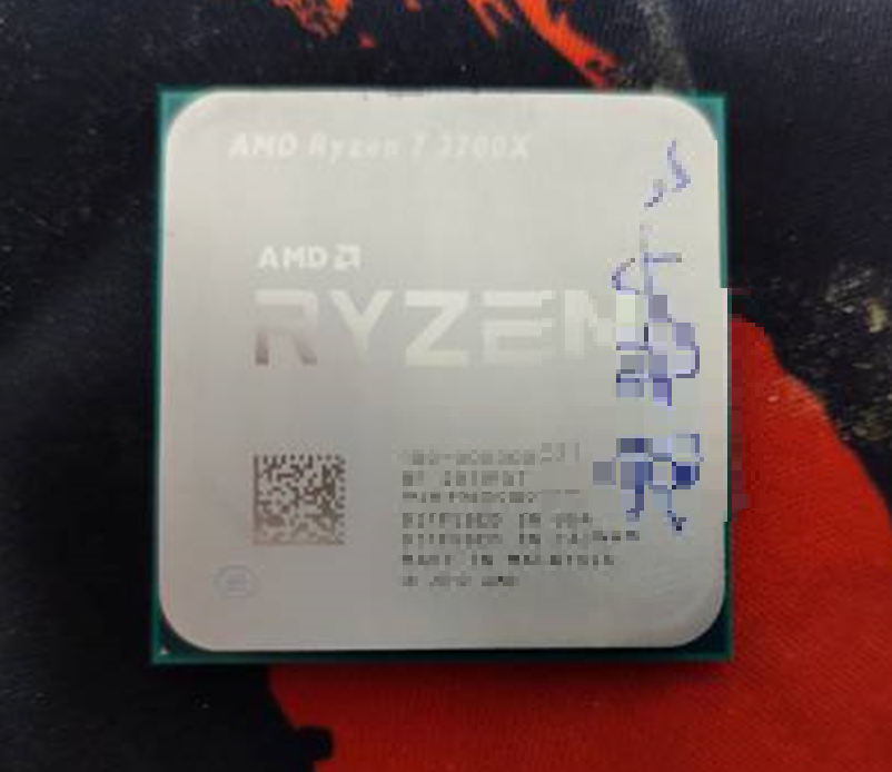 3700X CPU의 시리얼 넘버는 CPU 윗면에 있습니다.