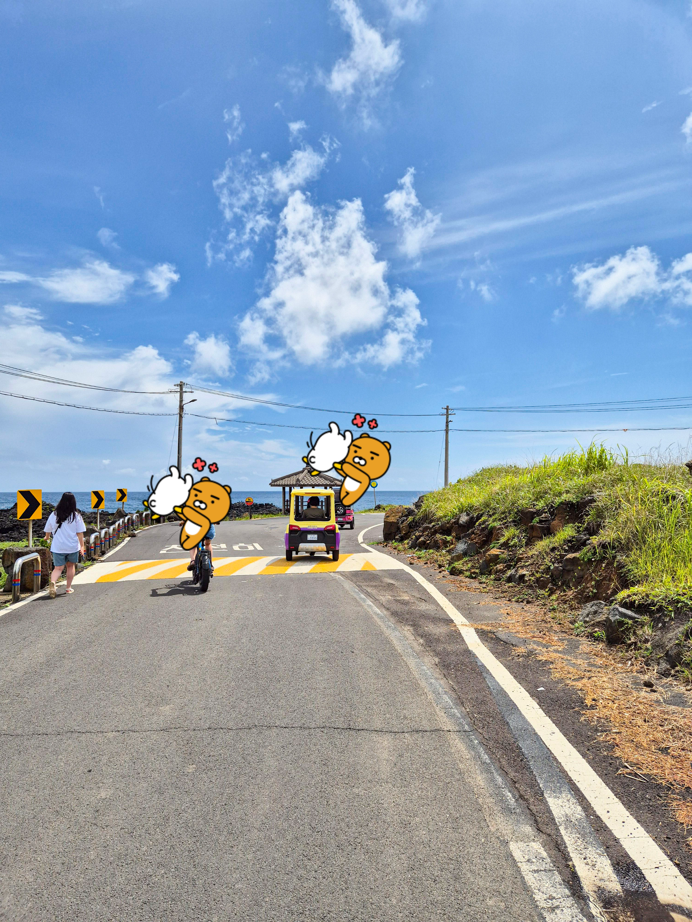 전기자전거 타고 달리는 모습