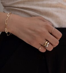 반지를-약지와-새끼손가락에-끼고-손목에-팔찌를-두른-남자