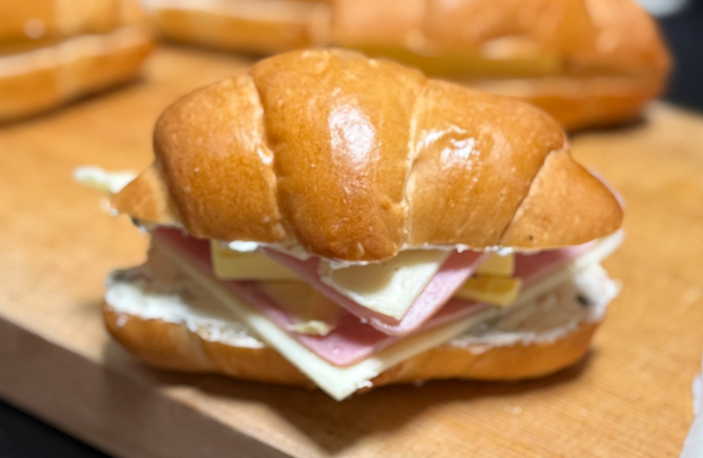 완성된 대파 크림 치즈 소금빵 샌드위치