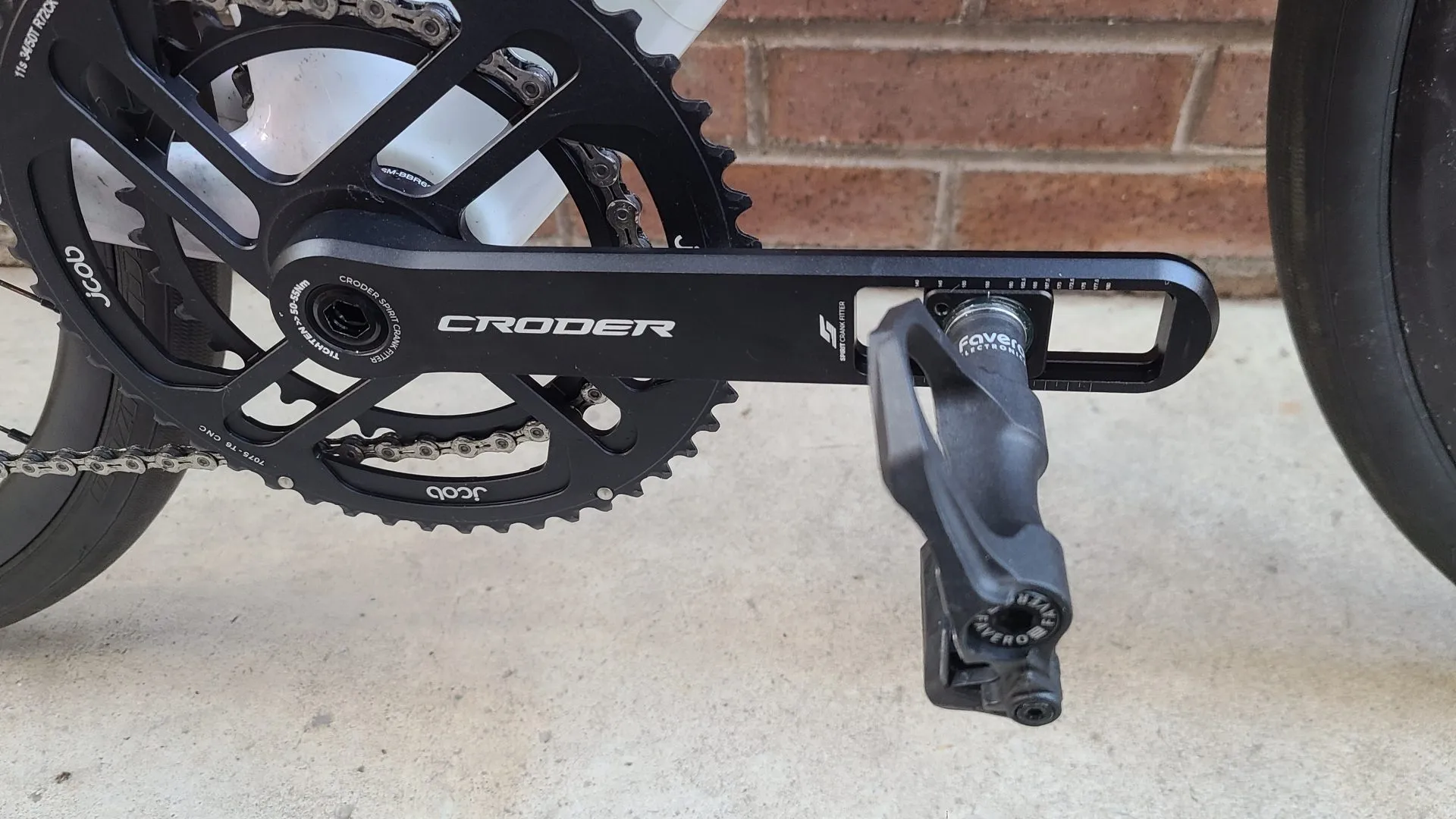 라이딩 포지션과 크랭크암 길이 선택을 고민하는 장면