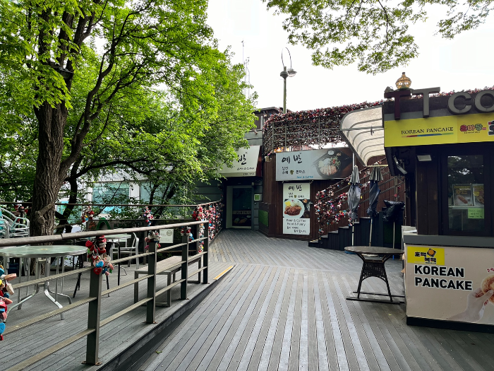 정상 바로 아래 매장