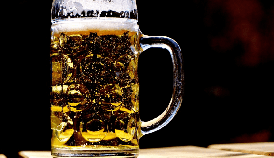 고지혈증에 나쁜 음식 맥주가 잔에 가득 채워져 있다