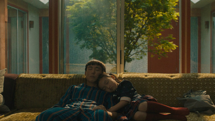 소파에서-낮잠자는-양과-미카