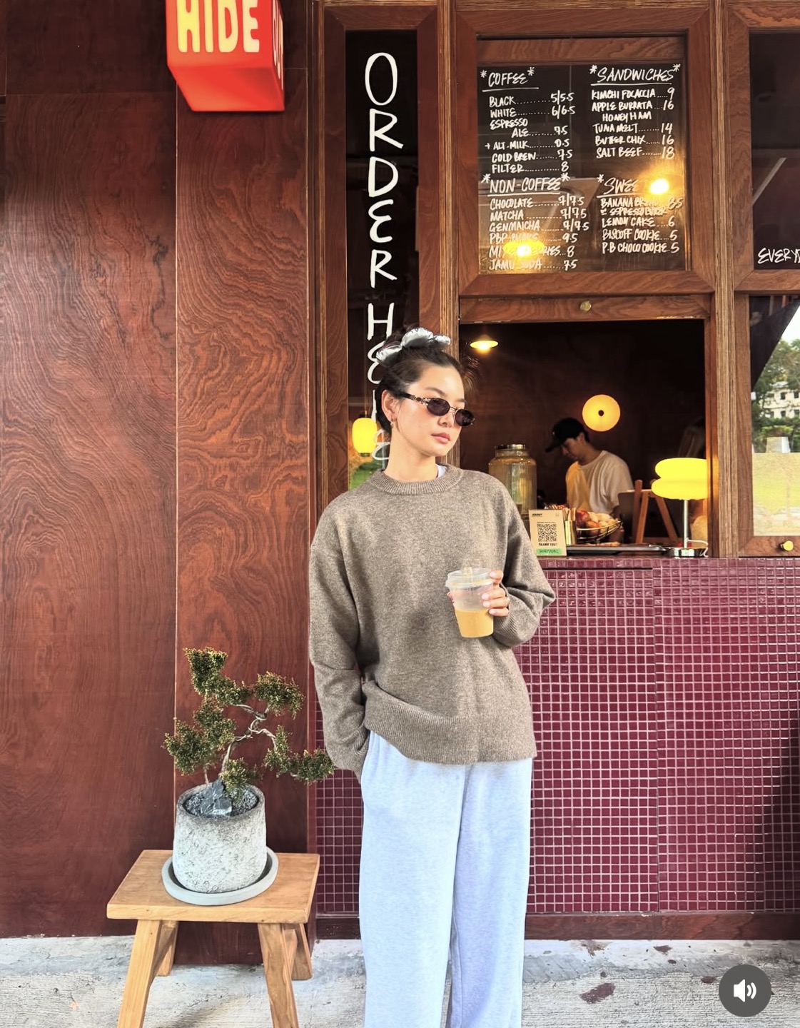 오버사이즈 니트와 와이드 팬츠의 조화, 뉴트럴 색감과 헤어스타일이 만든 따뜻한 무드, 그리고 유럽 브랜드 추천 관련 사진