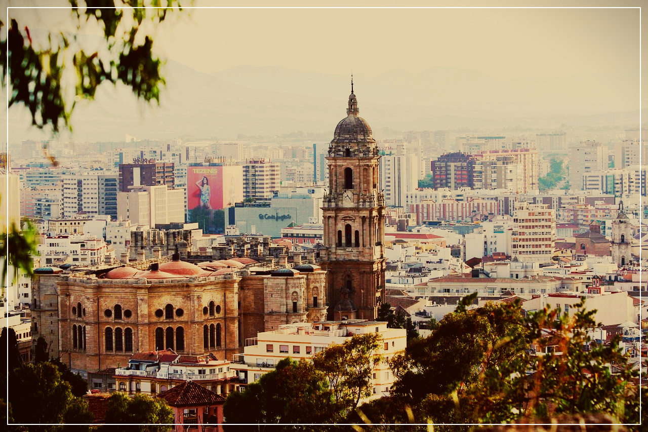 알카사바 요새 궁전과 현대적인 건물이 어울린 말라가의 풍경