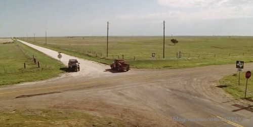 끝이 보이지않는 평야의 4거리 한복판에 서있는 주인공 척