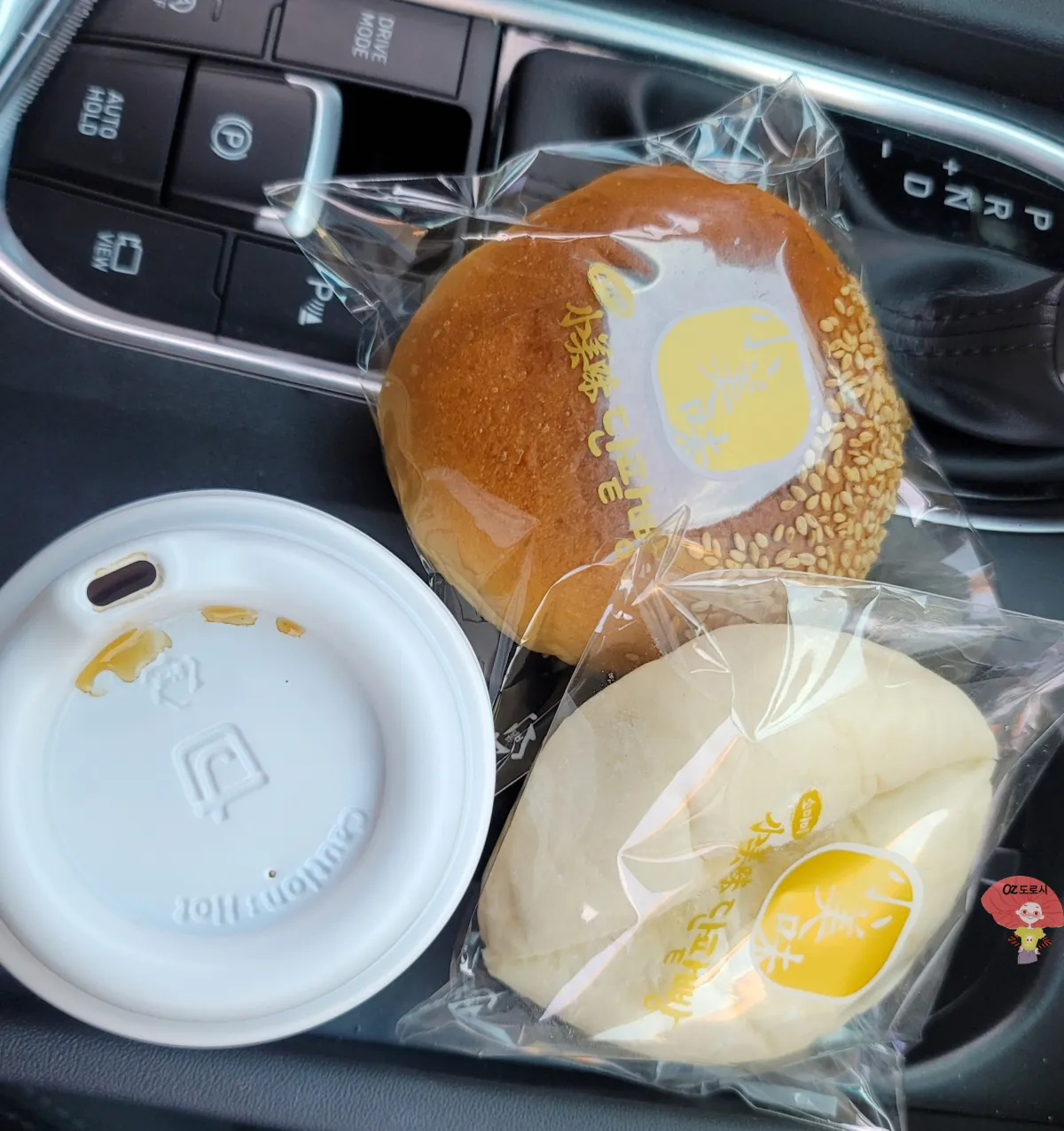 충북-괴산휴게소-소미미단팥빵과-아기궁뎅이크림치즈빵-그리고-커피가-차-핸들옆에-올려져-있는-모습