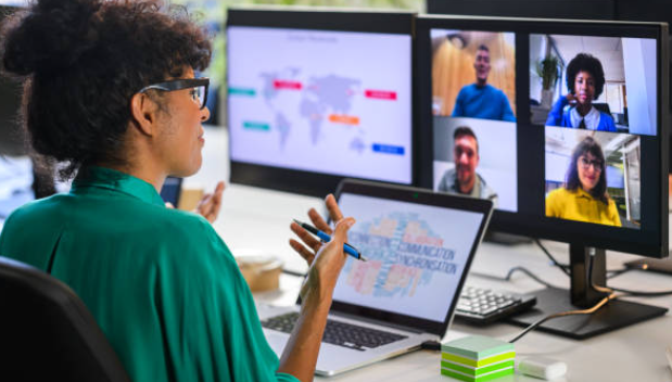 컴퓨터 및 노트북으로 생산성을 두 배로 높이는 스마트하게 일하는 여성 모습의 사진