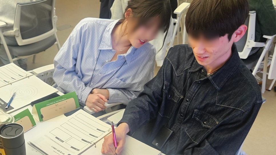 교재를 보며 보고서 구조를 연습하는 참여자
