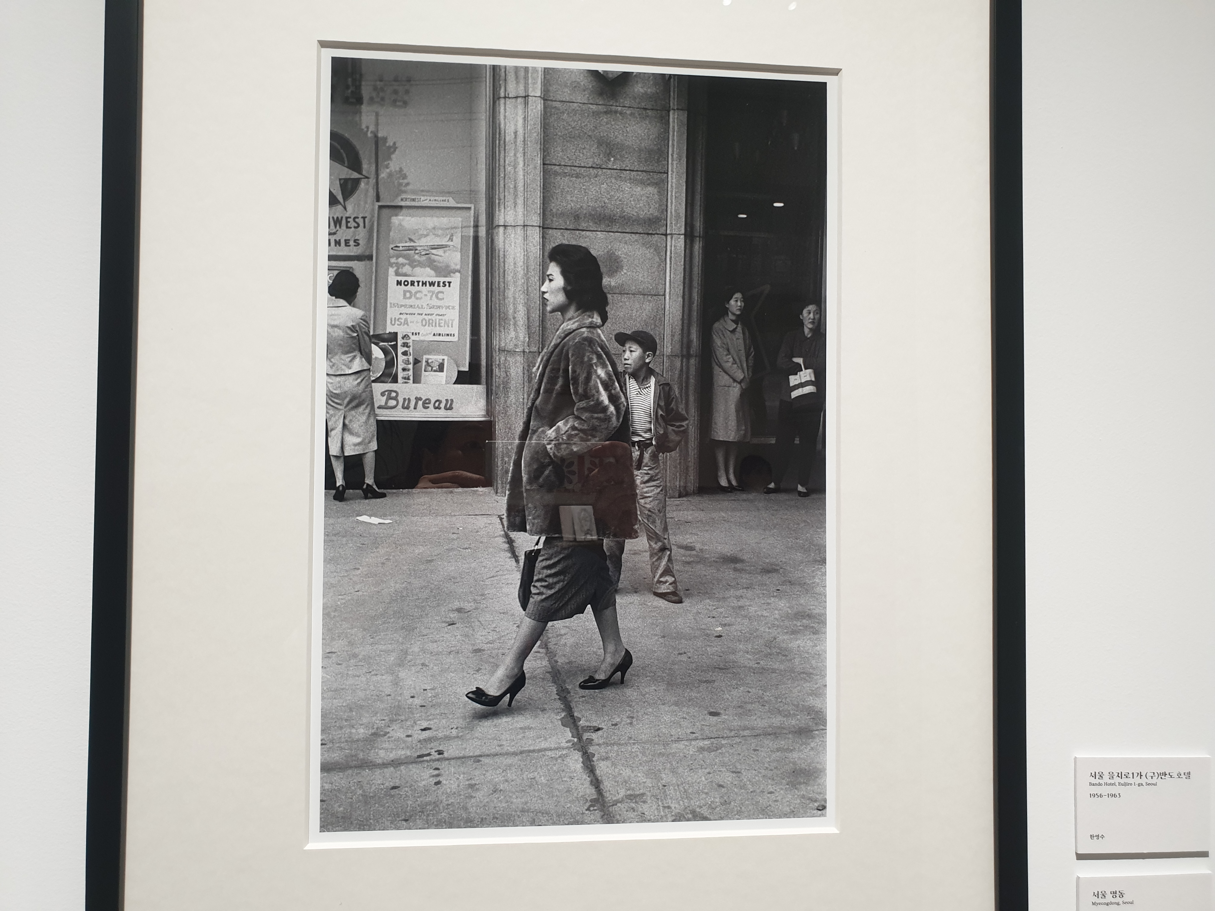 옛날 명동에 멋쟁이 여성 사진