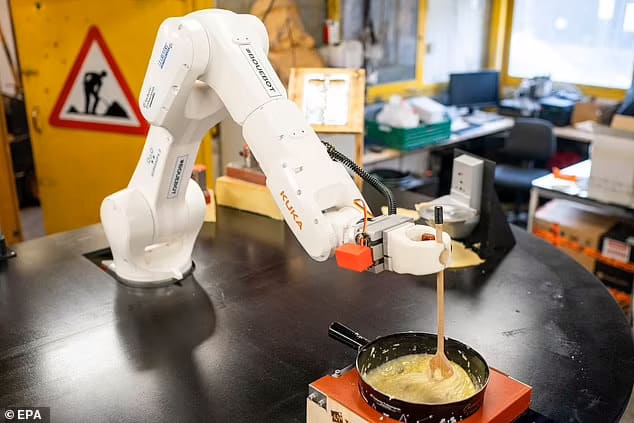 스위스의 상징 퐁듀 만드는 봇 VIDEO: £240,000 robot chef that can whip up the perfect CHEESE FONDUE is unveiled by Swiss scientists