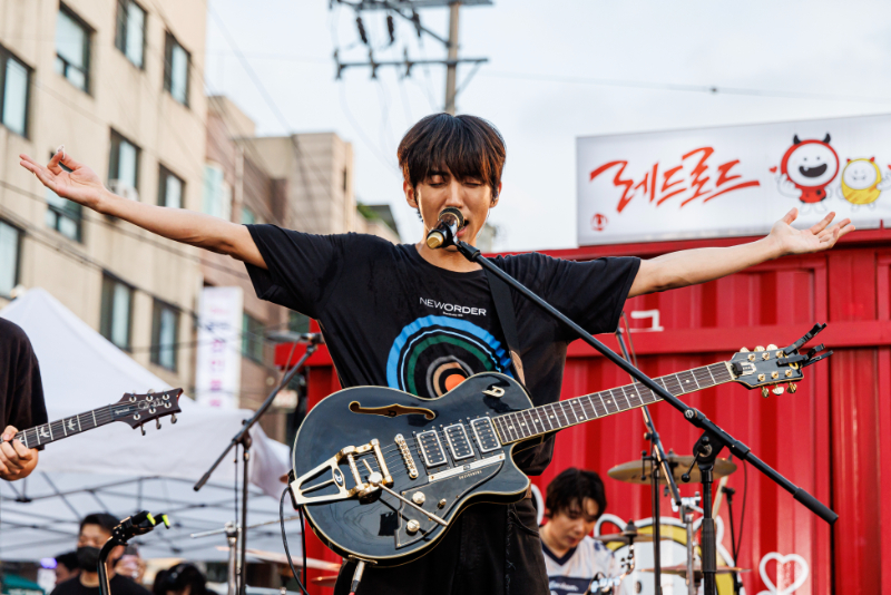 홍대 레드로드 이승윤 공연 이미지