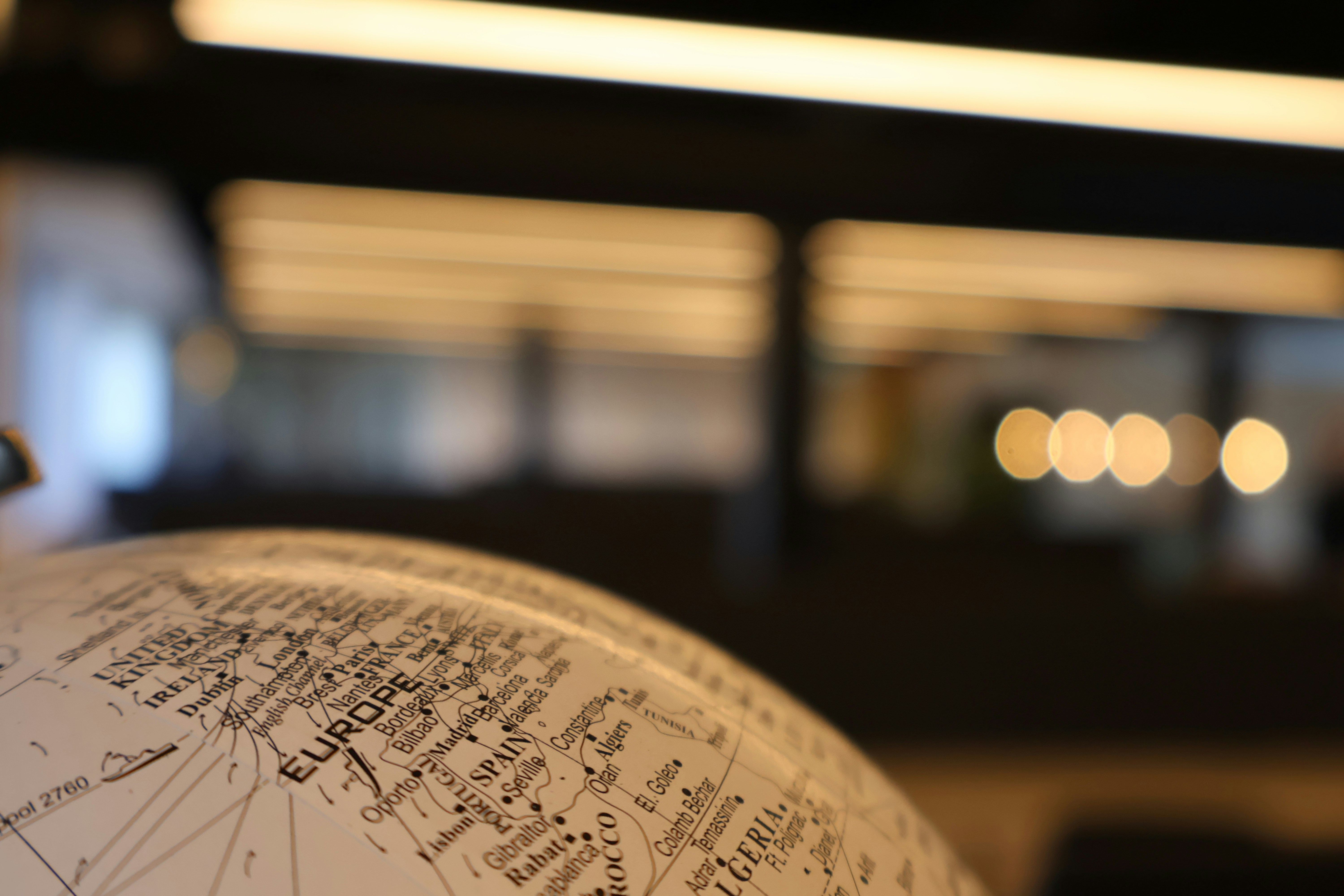 지구본이 살짝 보이는 이미지