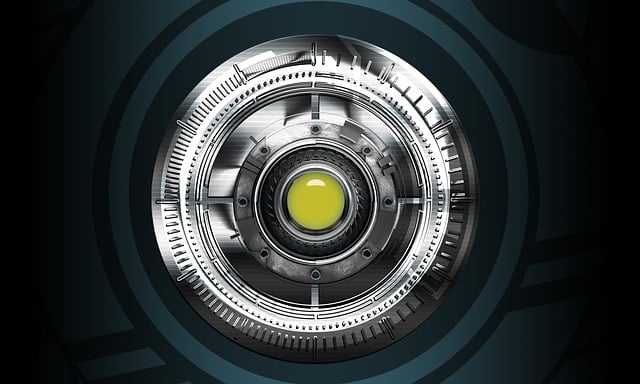 청색과 은색의 동그란 바퀴모양 중앙에 노란 버튼 이미지