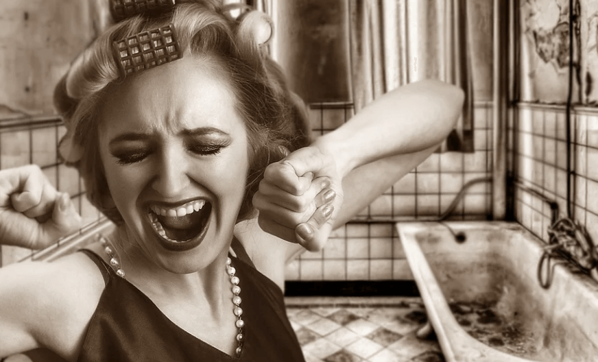 화장실에서놀라는여자