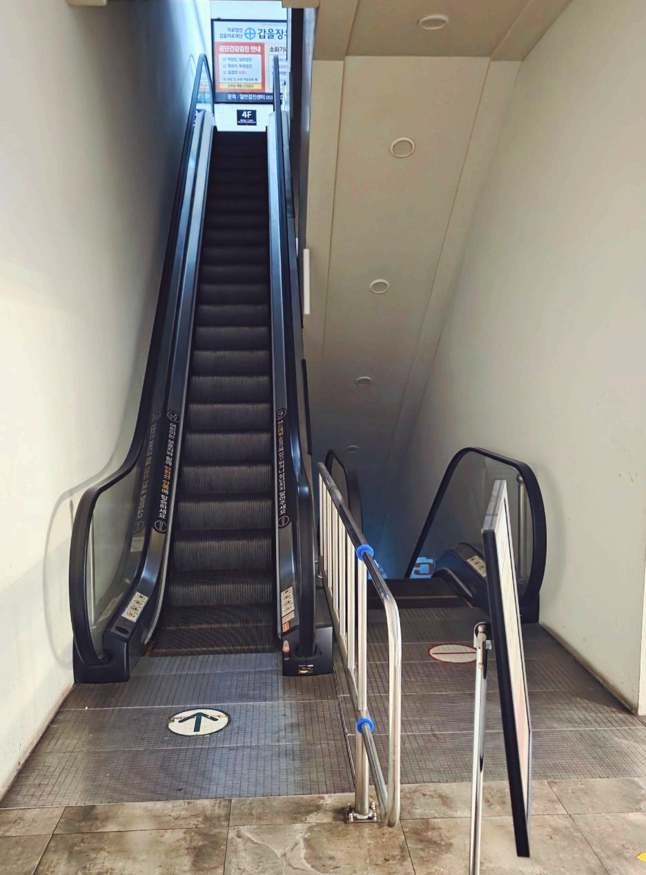 김해장유CGV 건물 내부 에스컬레이터